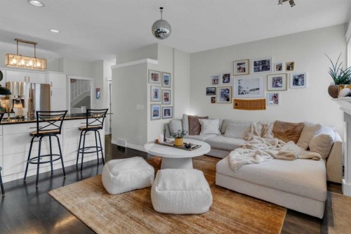 3611 1 Street, Calgary, AB - Indoor Photo Showing Living Room