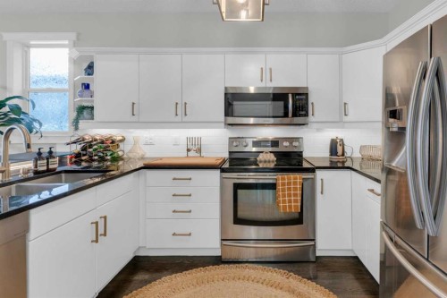 3611 1 Street, Calgary, AB - Indoor Photo Showing Kitchen With Stainless Steel Kitchen With Double Sink With Upgraded Kitchen