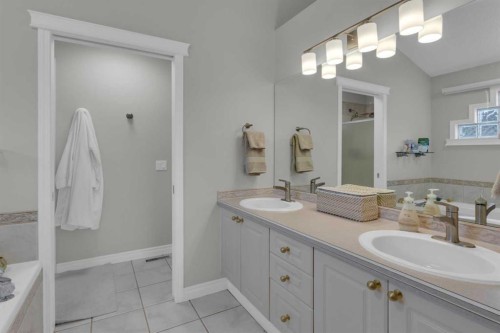 3611 1 Street, Calgary, AB - Indoor Photo Showing Bathroom