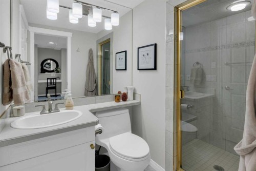 3611 1 Street, Calgary, AB - Indoor Photo Showing Bathroom