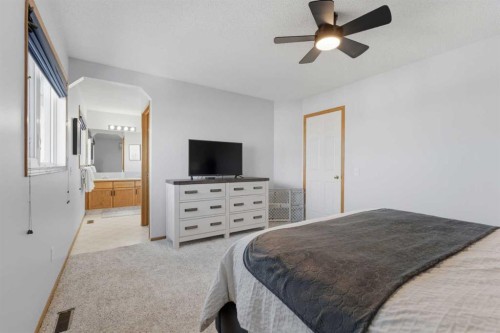 175 Macewan Park Circle Nw, Calgary, AB - Indoor Photo Showing Bedroom