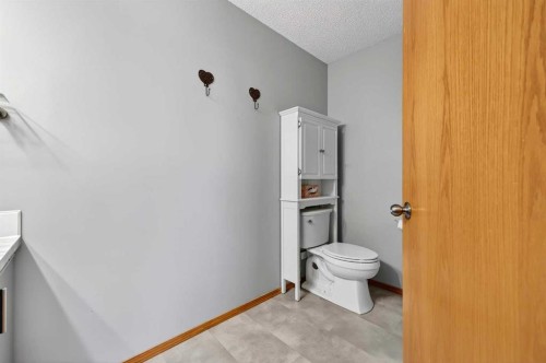1336 Meadowbrook Drive Se, Airdrie, AB - Indoor Photo Showing Bathroom