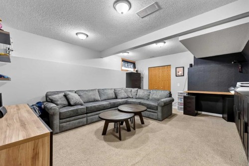 1336 Meadowbrook Drive Se, Airdrie, AB - Indoor Photo Showing Living Room
