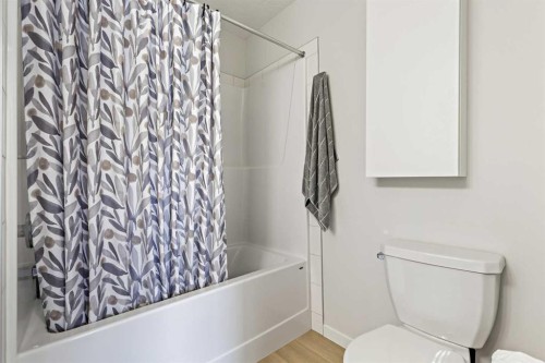 107-474 Seton Circle Se, Calgary, AB - Indoor Photo Showing Bathroom