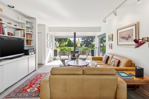 914 7A Street Nw, Calgary, AB - Indoor Photo Showing Living Room