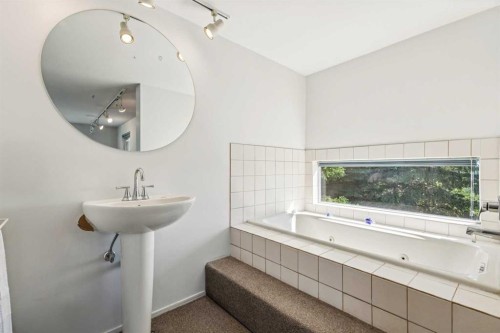 914 7A Street Nw, Calgary, AB - Indoor Photo Showing Bathroom