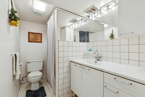 914 7A Street Nw, Calgary, AB - Indoor Photo Showing Bathroom