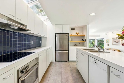 914 7A Street Nw, Calgary, AB - Indoor Photo Showing Kitchen With Double Sink