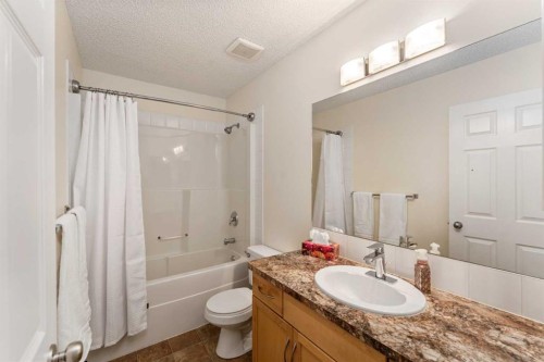 38 Evansbrooke Manor Nw, Calgary, AB - Indoor Photo Showing Bathroom