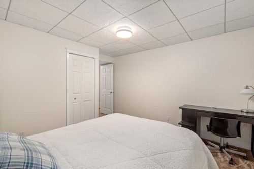 38 Evansbrooke Manor Nw, Calgary, AB - Indoor Photo Showing Bedroom
