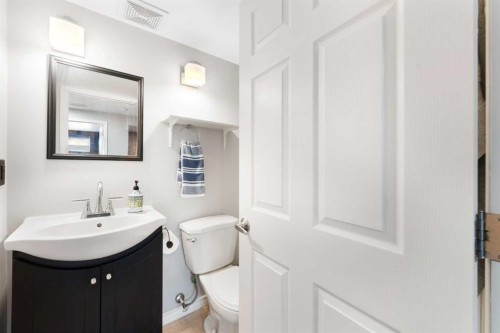 13 Walcrest Way Se, Calgary, AB - Indoor Photo Showing Bathroom