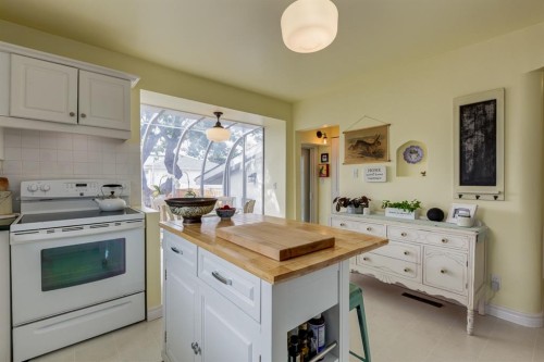 817 17 Avenue Se, Calgary, AB - Indoor Photo Showing Kitchen
