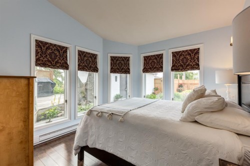 817 17 Avenue Se, Calgary, AB - Indoor Photo Showing Bedroom