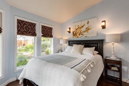 817 17 Avenue Se, Calgary, AB - Indoor Photo Showing Bedroom