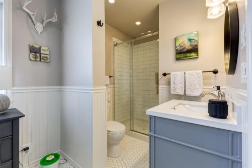 817 17 Avenue Se, Calgary, AB - Indoor Photo Showing Bathroom