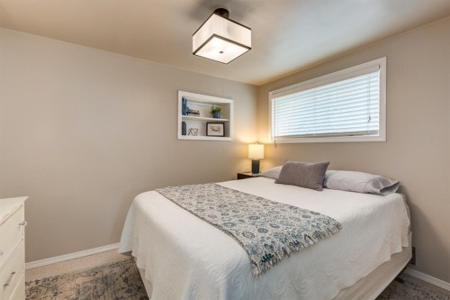 817 17 Avenue Se, Calgary, AB - Indoor Photo Showing Bedroom