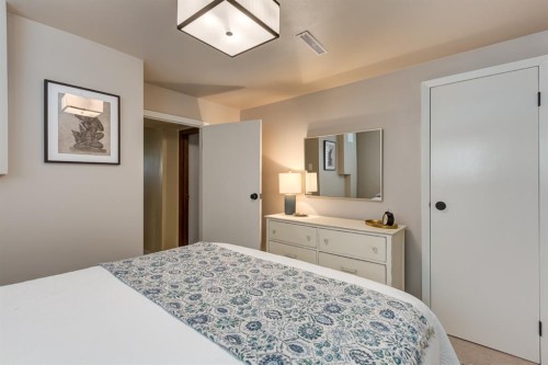 817 17 Avenue Se, Calgary, AB - Indoor Photo Showing Bedroom