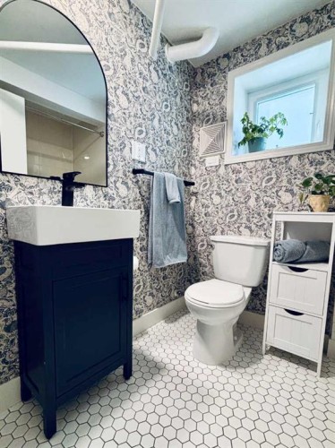 817 17 Avenue Se, Calgary, AB - Indoor Photo Showing Bathroom