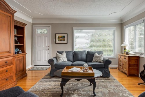 817 17 Avenue Se, Calgary, AB - Indoor Photo Showing Living Room