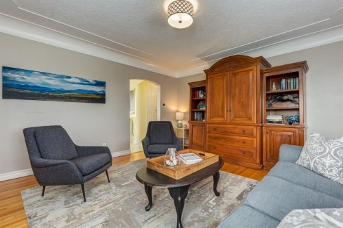817 17 Avenue Se, Calgary, AB - Indoor Photo Showing Living Room