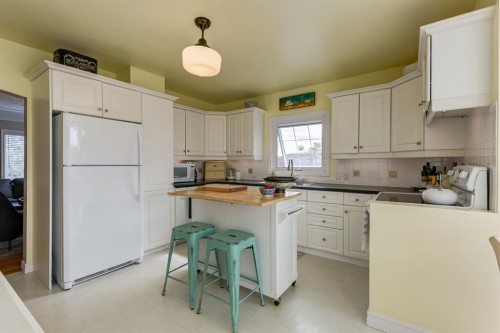 817 17 Avenue Se, Calgary, AB - Indoor Photo Showing Kitchen