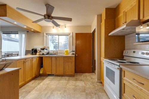 2647 Charlebois Drive Nw, Calgary, AB - Indoor Photo Showing Kitchen