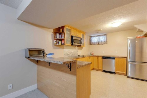2647 Charlebois Drive Nw, Calgary, AB - Indoor Photo Showing Kitchen
