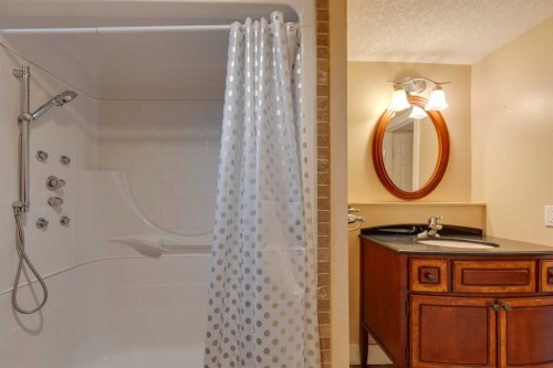 2647 Charlebois Drive Nw, Calgary, AB - Indoor Photo Showing Bathroom