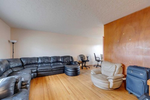 2647 Charlebois Drive Nw, Calgary, AB - Indoor Photo Showing Living Room