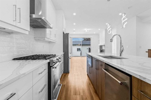 430 33 Avenue Nw, Calgary, AB - Indoor Photo Showing Kitchen With Double Sink With Upgraded Kitchen