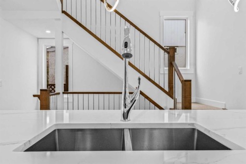 430 33 Avenue Nw, Calgary, AB - Indoor Photo Showing Kitchen