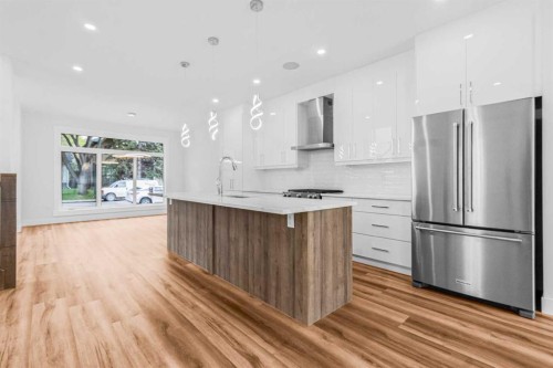 430 33 Avenue Nw, Calgary, AB - Indoor Photo Showing Kitchen With Upgraded Kitchen