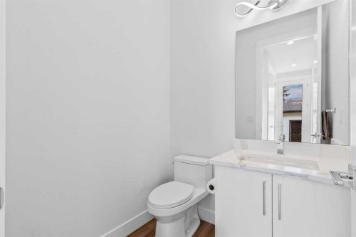 430 33 Avenue Nw, Calgary, AB - Indoor Photo Showing Bathroom