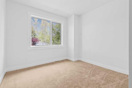 430 33 Avenue Nw, Calgary, AB - Indoor Photo Showing Other Room