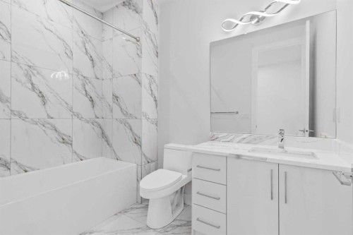 430 33 Avenue Nw, Calgary, AB - Indoor Photo Showing Bathroom