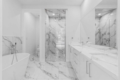 430 33 Avenue Nw, Calgary, AB - Indoor Photo Showing Bathroom