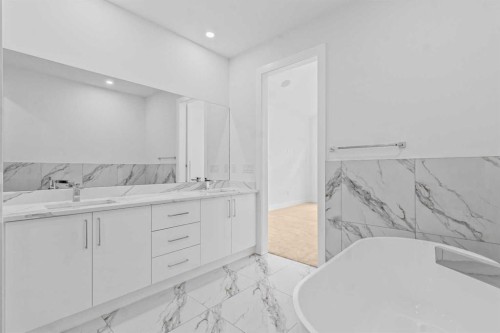 430 33 Avenue Nw, Calgary, AB - Indoor Photo Showing Bathroom