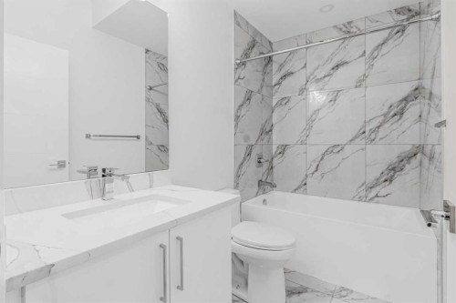 430 33 Avenue Nw, Calgary, AB - Indoor Photo Showing Bathroom