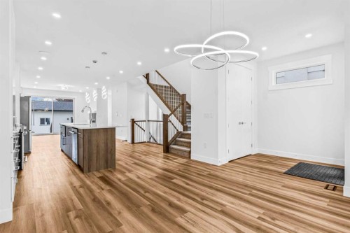 430 33 Avenue Nw, Calgary, AB - Indoor Photo Showing Other Room