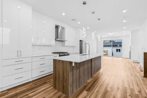 430 33 Avenue Nw, Calgary, AB - Indoor Photo Showing Kitchen With Upgraded Kitchen
