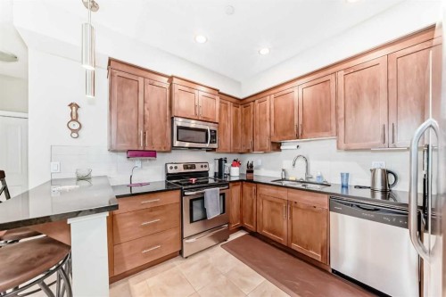 102-1005A Westmount Drive, Strathmore, AB - Indoor Photo Showing Kitchen