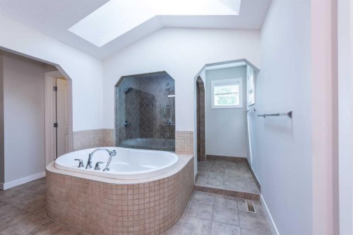35 Aspen Stone Way Sw, Calgary, AB - Indoor Photo Showing Bathroom