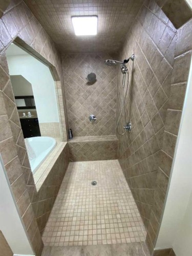 35 Aspen Stone Way Sw, Calgary, AB - Indoor Photo Showing Bathroom