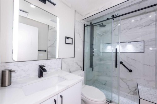 35 Aspen Stone Way Sw, Calgary, AB - Indoor Photo Showing Bathroom