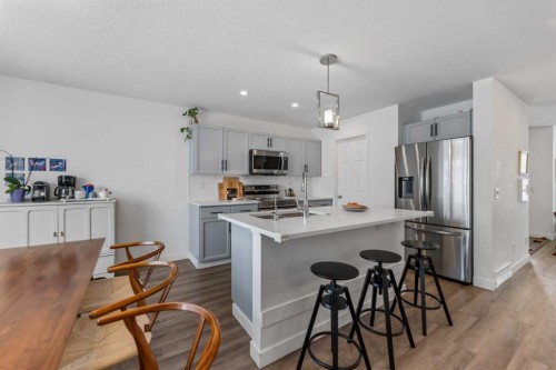 4382 Elgin Avenue Se, Calgary, AB - Indoor Photo Showing Kitchen With Upgraded Kitchen