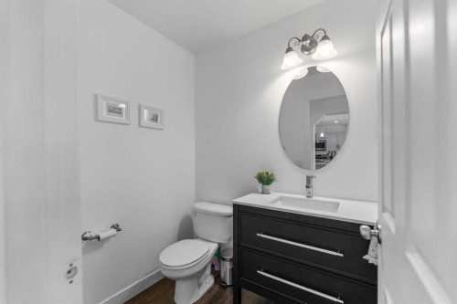 4382 Elgin Avenue Se, Calgary, AB - Indoor Photo Showing Bathroom