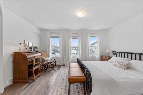 4382 Elgin Avenue Se, Calgary, AB - Indoor Photo Showing Bedroom