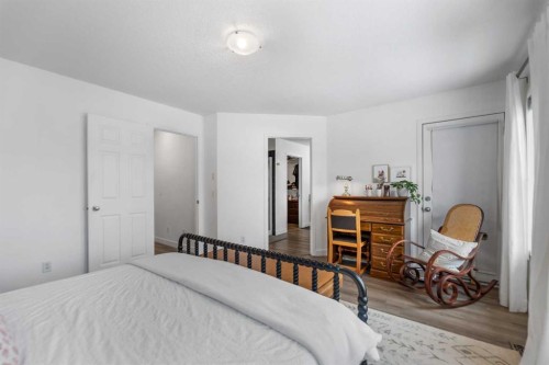 4382 Elgin Avenue Se, Calgary, AB - Indoor Photo Showing Bedroom