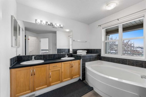 4382 Elgin Avenue Se, Calgary, AB - Indoor Photo Showing Bathroom