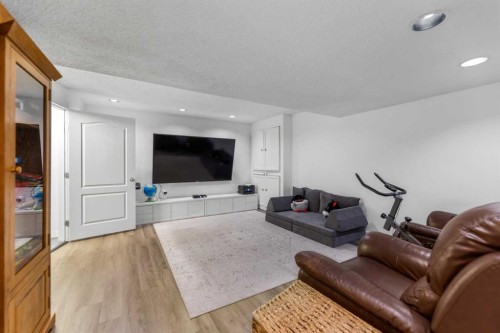 4382 Elgin Avenue Se, Calgary, AB - Indoor Photo Showing Other Room